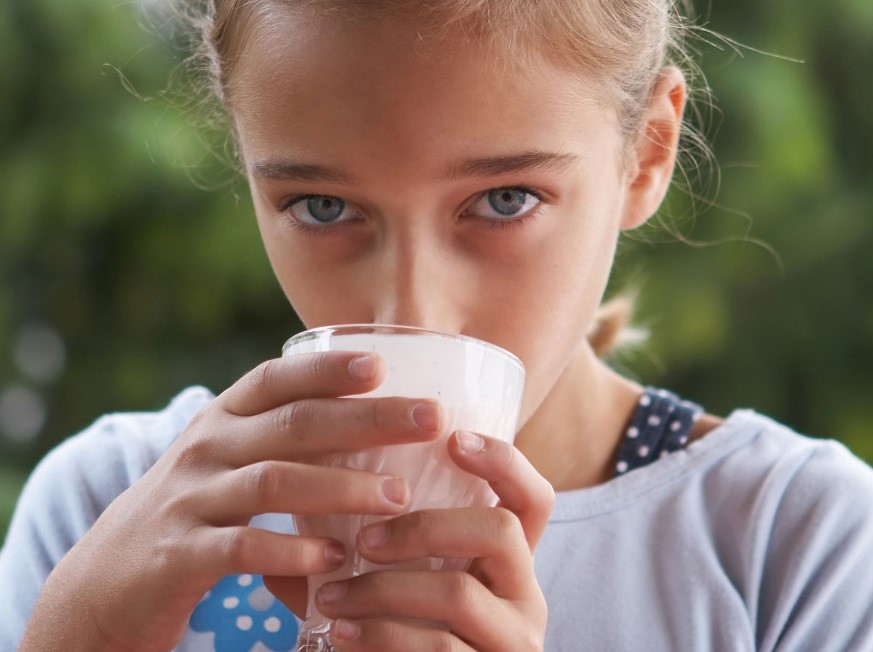 Image Girl drinking milk